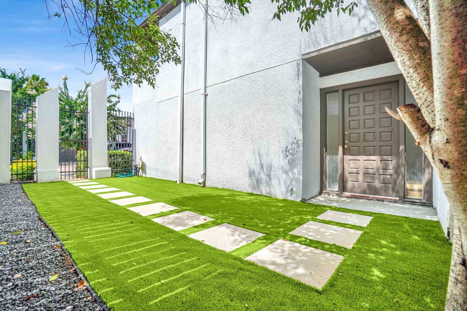 Orion-Turf-And-Landscape_Houston-Artificial-Grass_Sideyard1